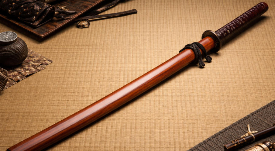 Rechtlicher Leitfaden zum Besitz und Reisen mit einem Holzschwert oder Bokken 2026