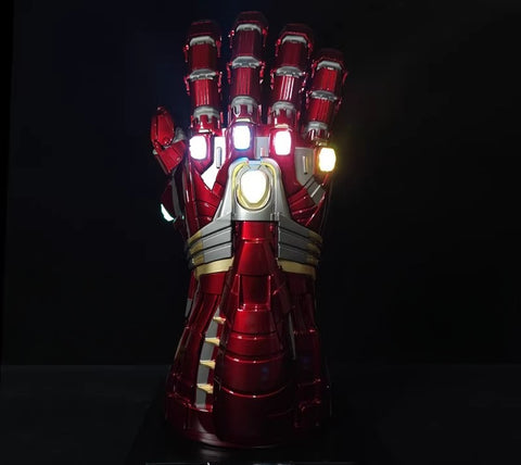 hulk infinity gauntlet wearable display with base 1:1 scale collectible