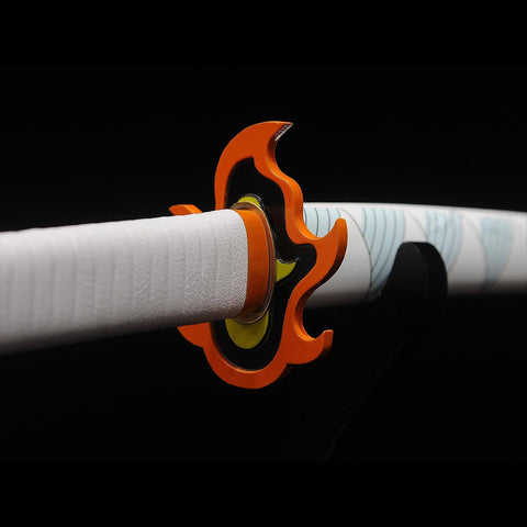 Rengoku Kyojuro katana tsuka wrap traditional handle detail

中文注释： 强调传统工艺与手感